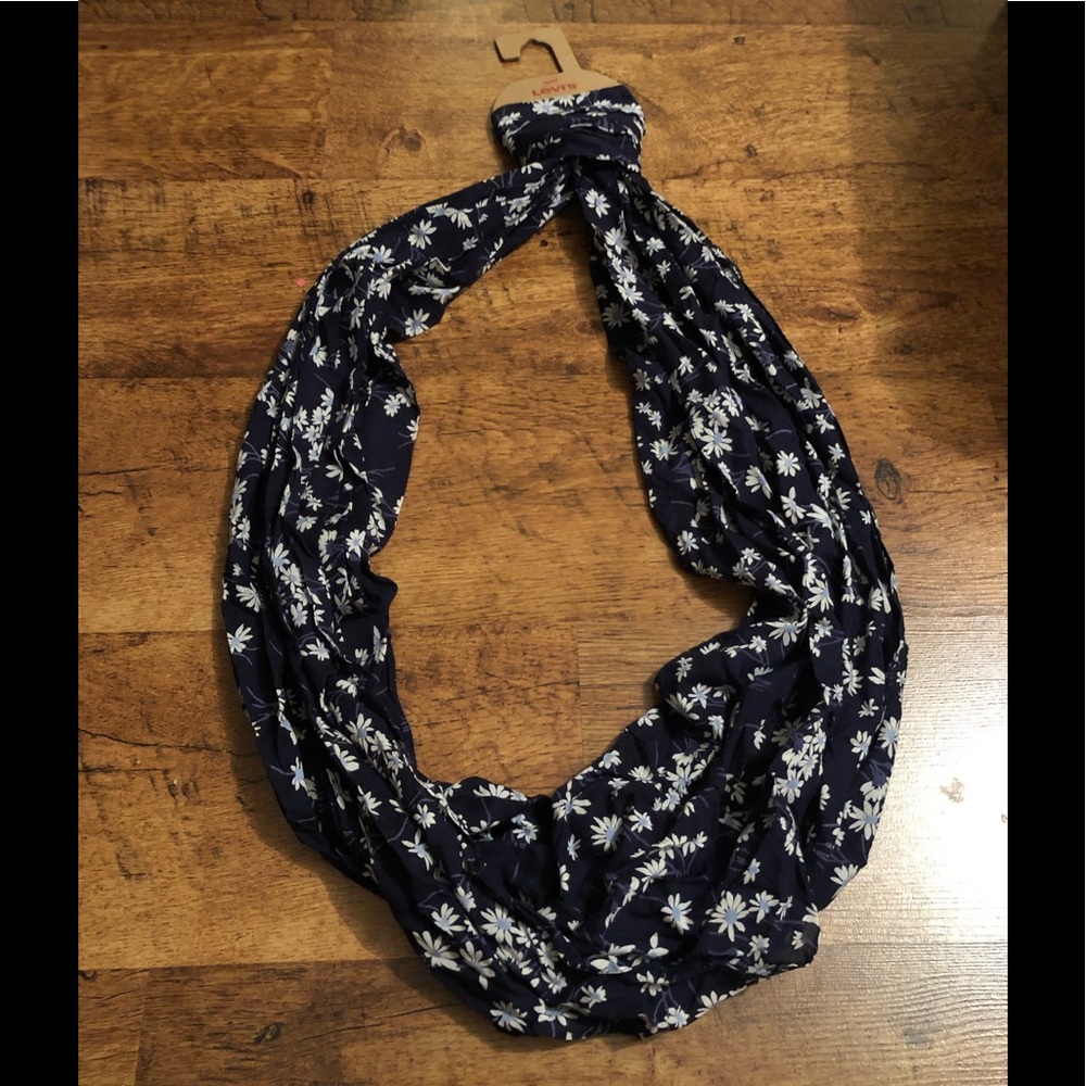 Levi’s Flowered Infinity Scarf(New)